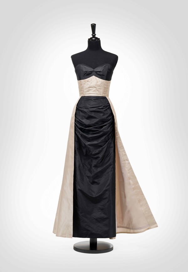 튜브 톱 드레스1952년실크(Taffeta)1952년 가수 유정희가 미 8군 쇼에서 '키스 오브 파이어'를 부를 때 입었던 드레스다. 1958년 노라 노 패션쇼에서 배우 문혜란이 같은 디자인의 옷을 입고 다시 소개했다. 태피터 천은 볼륨을 살리는 장점이 있어서 무대의상을 만들 때 효과가 좋아 노라 노에서 자주 사용한 옷감이다.