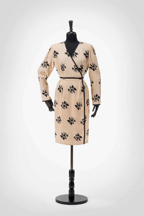 랩 드레스 1984년 나염 실크(Crepe de Chine). 1987년 미국판 '하퍼스 바자'에 화보로 실린, 스타일 넘버 7075 랩 드레스다. 실크보다 부드럽고 드레이프성이 좋은 크레이프 드 신 원단에 노라 노 공장에서 엔지니어드 프린트를 했다. 미국 노드스트롬 백화점 전 매장에서 ‘노라 노’가 판매 1위를 차지하는 데 일익을 담당한 드레스다.