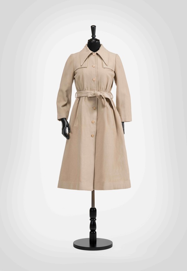 코트 1957년 울(Melton). 1957년 홍은경 고객이 입었던 멜톤 원단 코트로 플레어 라인이 아름답다. 1966년 영화 '만추'에서 문정숙 배우가 입었던 트렌치코트와 유사한 디자인의 겨울 코트다. 뒤쪽 상부와 허리선에 셔링을 많이 잡아서 벨트를 하지 않아도 이미 코트의 실루엣이 잡혀 있는 코트 디자인이다.