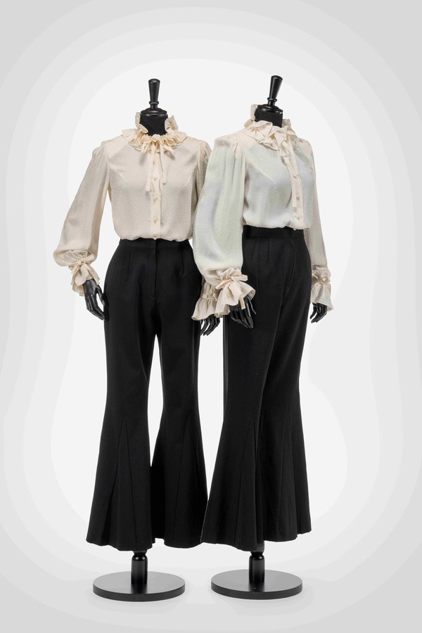 블라우스 & 팬츠 1967년 블라우스: 물방울무늬 실크 팬츠: 저지. 1960년대 후반, 패션모델 같은 몸매로 노래하며 춤추던 펄시스터즈의 무대의상이다. 노라 노는 노래가 좀 단조로워서 의상이라도 화려해야겠다고 생각해서 그 당시 뉴똥이라고 불리던 부드러운 실크 소재의 블라우스에 러플을 달아 로맨틱하게 디자인했고, 하의는 무릎 아래부터 넓게 퍼지는 판탈롱으로 디자인했다. 이 의상은 펄시스터즈의 율동에 따라 물결치듯 움직였고, 장안의 화제가 되어 우리나라에 판탈롱 붐을 가져왔다.