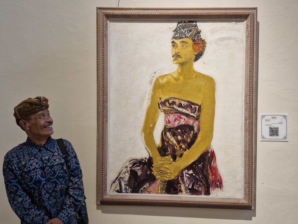 자신의 젊은 시절을 바라보는 President Agung Rai