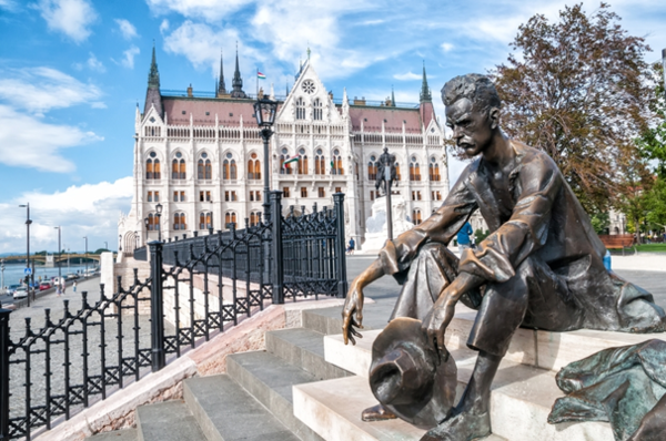 Statue of Attila József in front of the Hungarian Parliament (Holdkatlan, Veranda Művészeti Csoport)