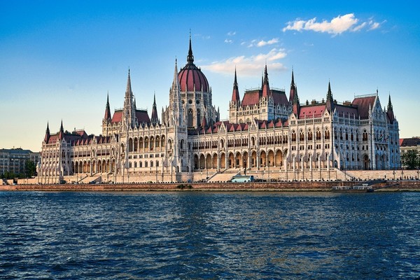 Hungarian Parliament photographed from a boat on the river (Royprasad)