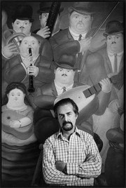 ​Fernando Botero with the work Los músicos ⓒ Fernando Botero Foundation​